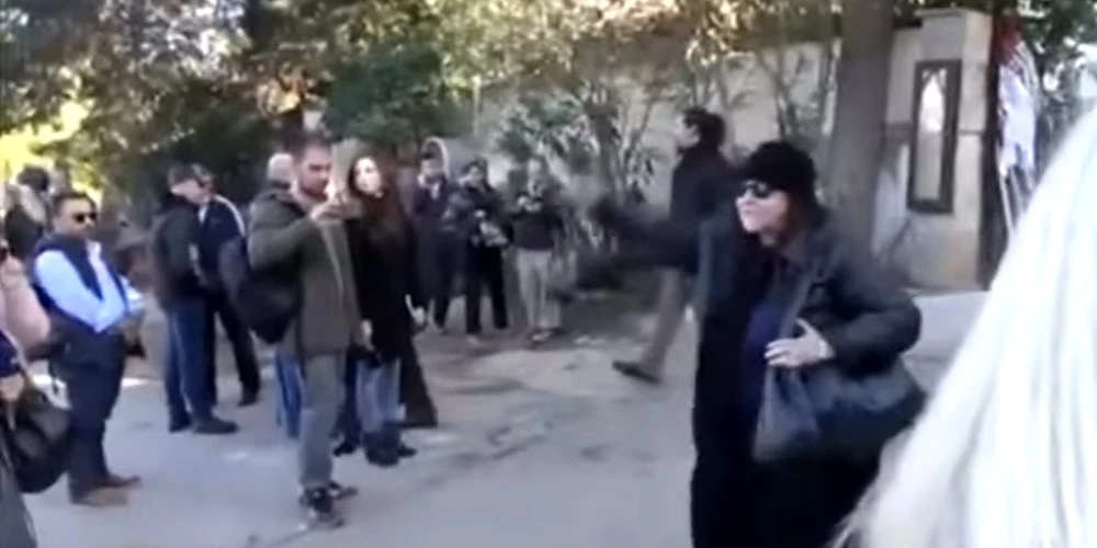 Ντοπή! Προκαλεί η Ελένη Λουκά: Πήγε στην κηδεία του Πανούση και φώναζε «θα καεί στην κόλαση» [βίντεο]